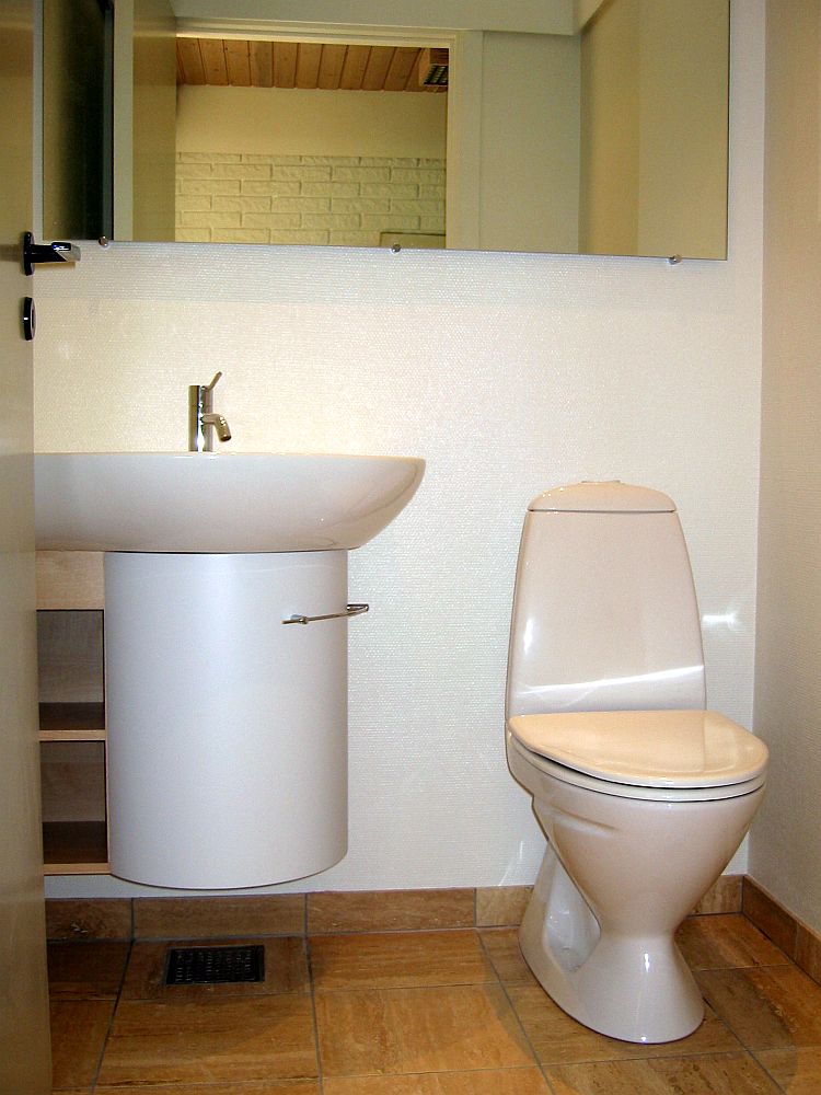 rav5_toilet_2002_09.jpg